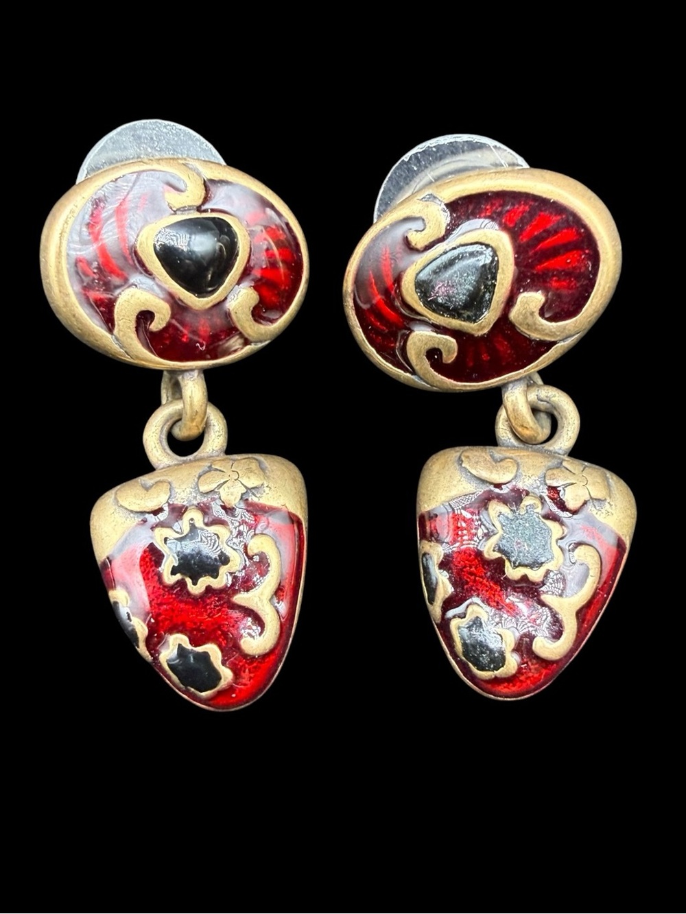 Chicos Red Enamel Drop Earrings - Elegant Gold-Tone Design retro 80s